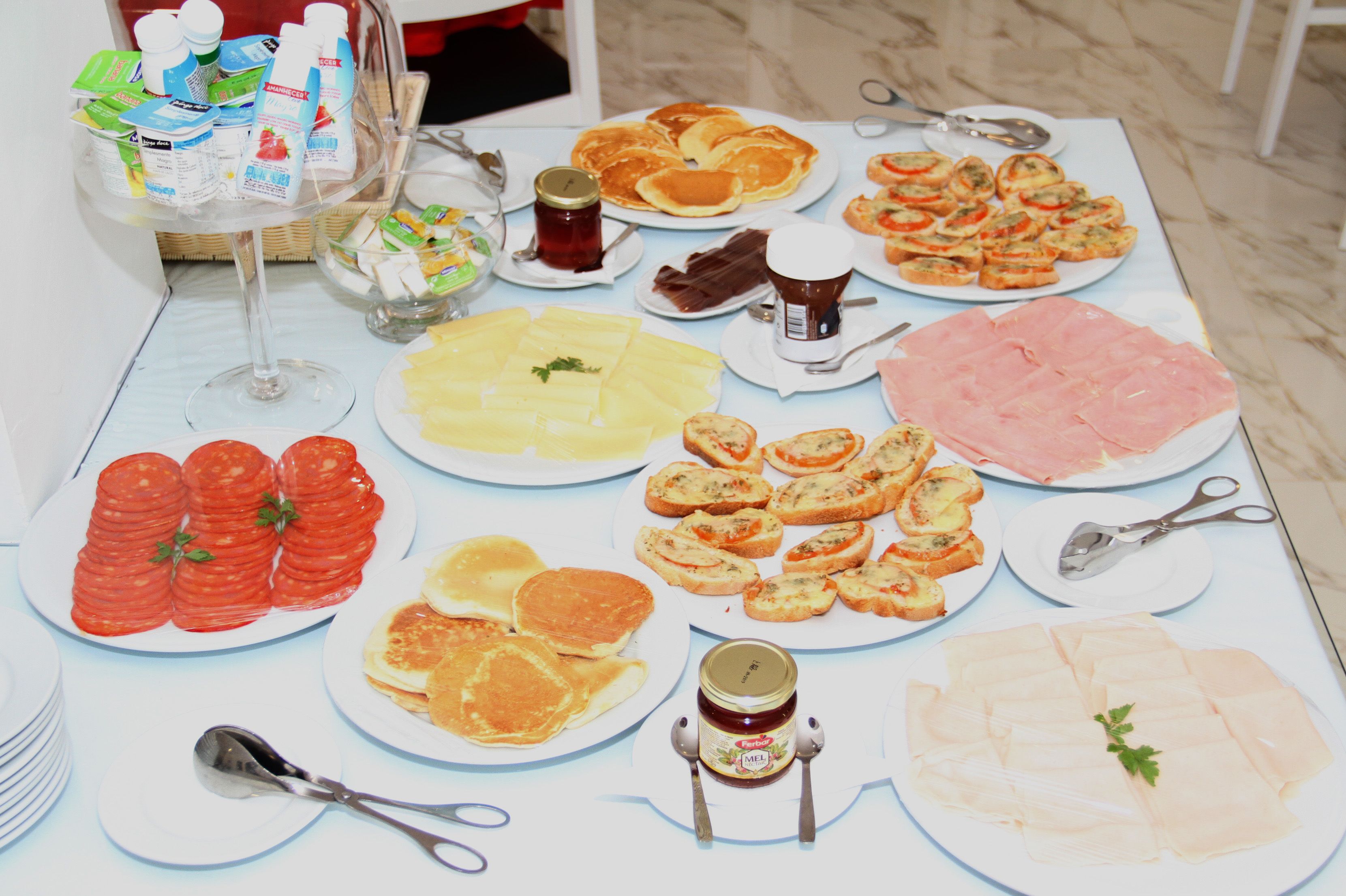 Een ontbijtbuffet met diverse gerechten en toevoegingen.