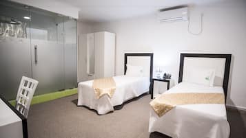 Kamar Twin | 1 kamar tidur, minibar, brankas, dan meja kerja