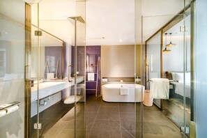 Executive-suite | Badeværelse | Bruser, gratis toiletartikler, hårtørrer, badekåber