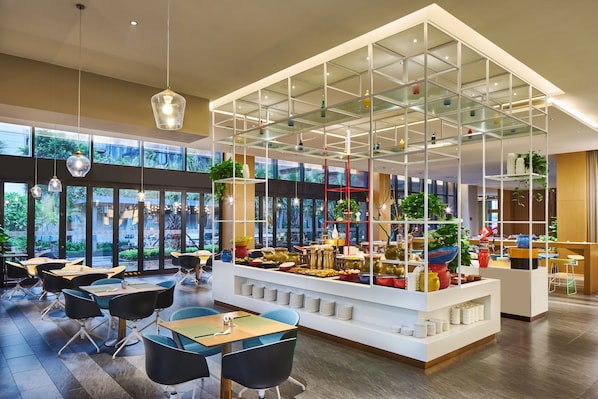 Breakfast, lunch, dinner served; international cuisine - Days Hotel by Wyndham Haikou Meilan Airport (Haikou)
