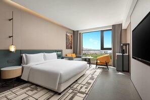 Business Room, 1 King Bed, Non Smoking | In-room safe, desk, blackout drapes, soundproofing - Days Hotel by Wyndham Haikou Meilan Airport (Haikou)