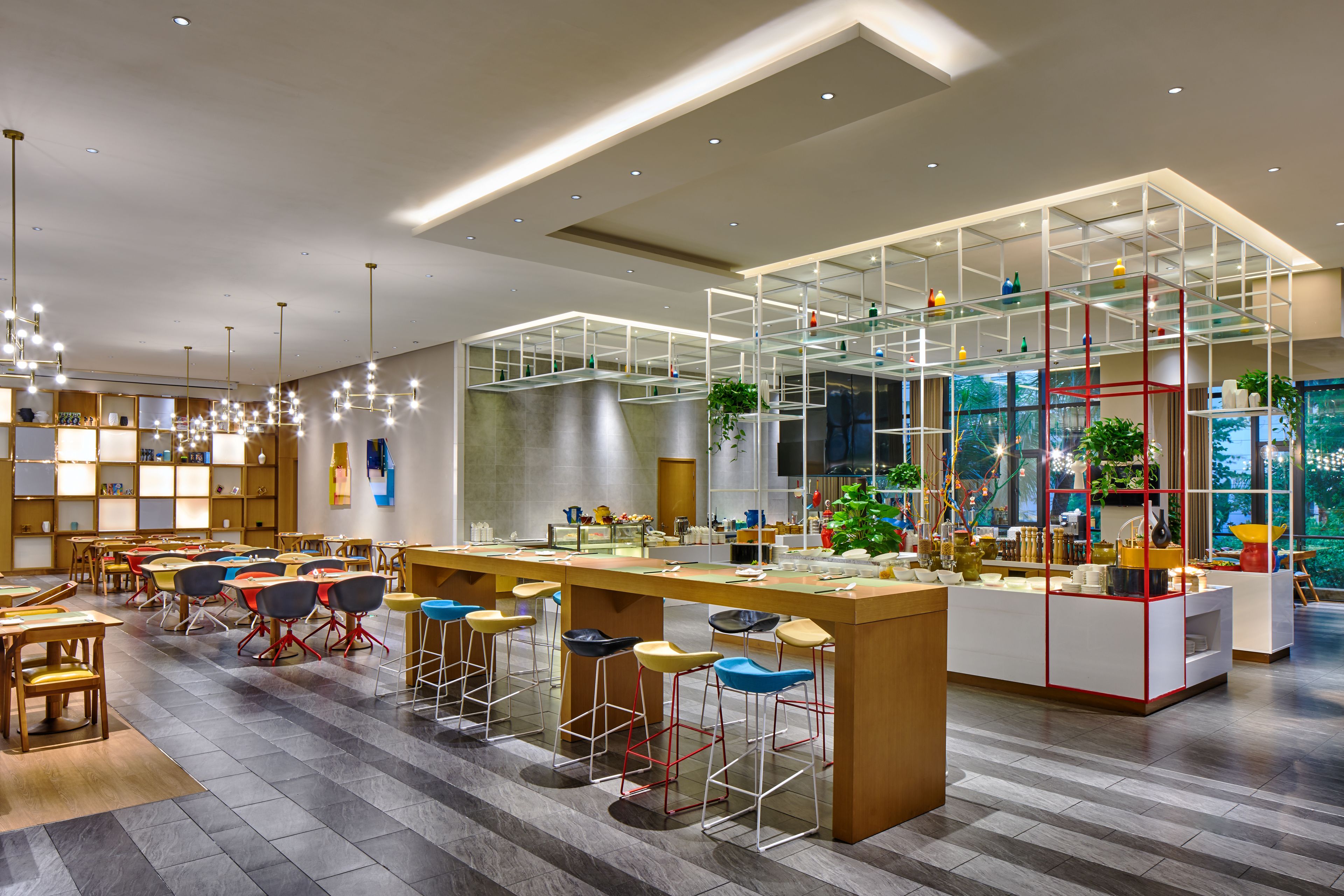 breakfast, lunch, dinner served; international cuisine