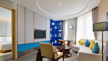 Executive Suite | In-room safe, desk, blackout drapes, soundproofing