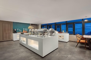 Breakfast, lunch, dinner served; international cuisine - Days Hotel by Wyndham Haikou Meilan Airport (Haikou)