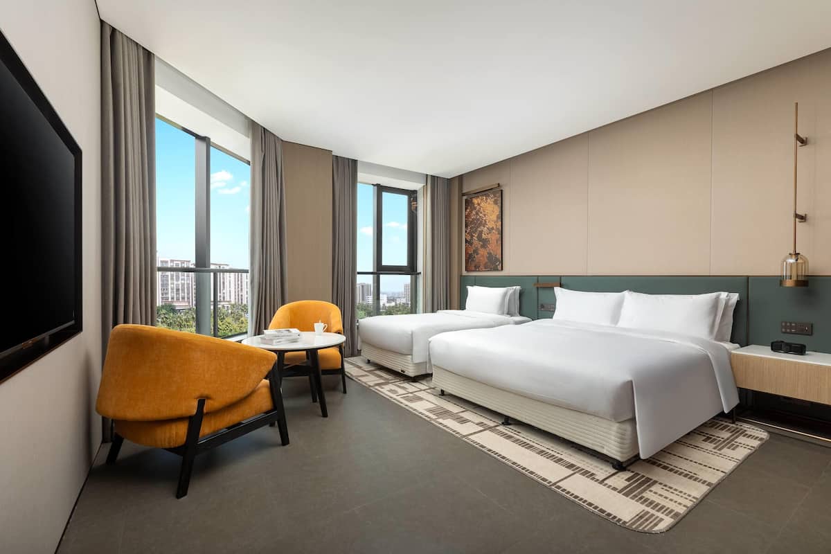 Deluxe Room, 1 King Bed, Non Smoking | In-room safe, desk, blackout curtains, soundproofing