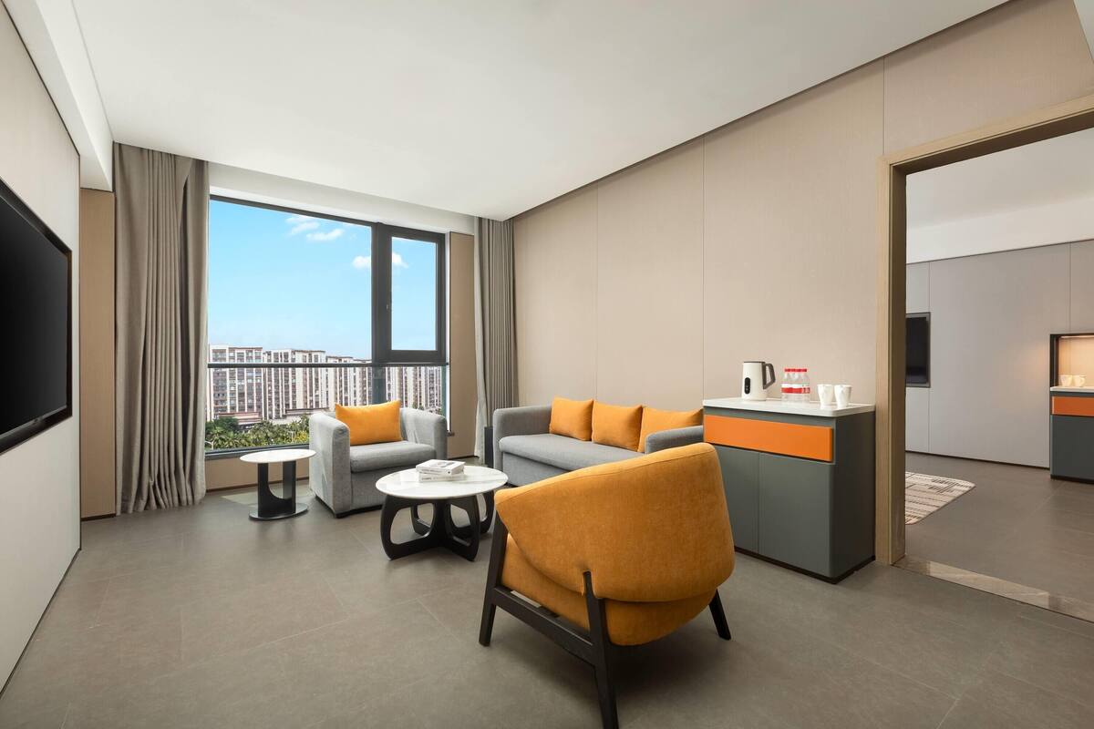 Suite Bisnis, 1 Tempat Tidur King, Bebas Asap Rokok | Brankas, meja kerja, tirai kedap cahaya, dan kedap suara
