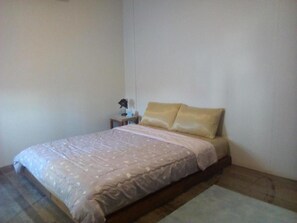 Blackout drapes, soundproofing, free WiFi, bed sheets