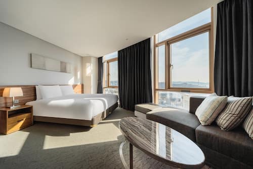 Junior Suite | Premium bedding, down comforters, in-room safe, individually decorated