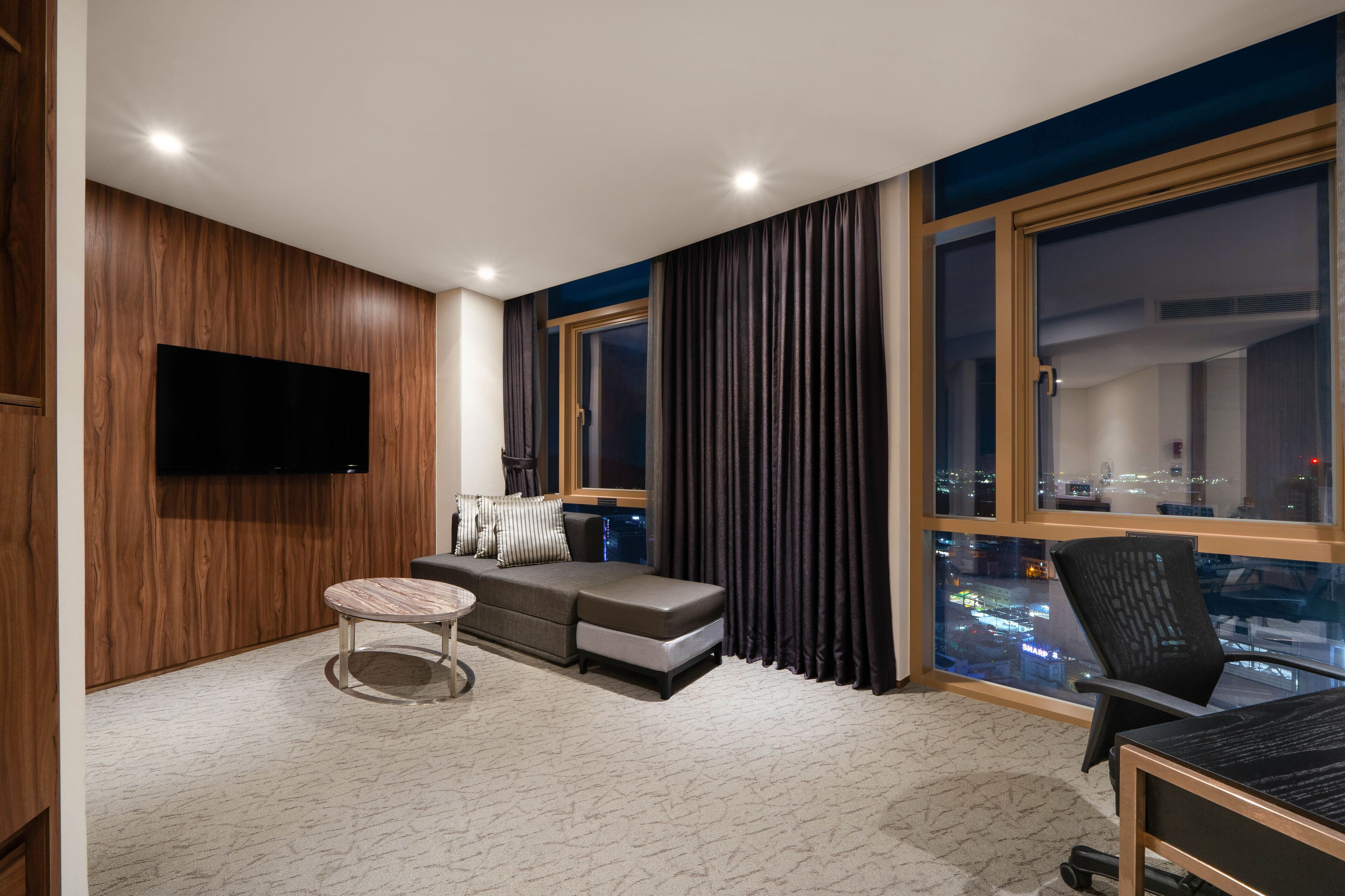 Suite | Living area | 47-inch flat-screen TV with cable channels, LED TV