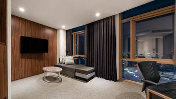 Suite | Living area | 47-inch flat-screen TV with cable channels, LED TV