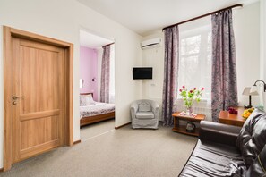 In-room safe, soundproofing, iron/ironing board, free WiFi