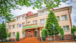 Un hotel con un letrero que dice "hotelsport" y una escalera que lleva a la entrada.