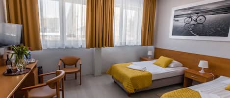 Kahden hengen huone, 1 makuuhuone | Työpöytä, silitysrauta/-lauta, lisävuoteet, ilmainen Wi-Fi