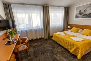 Kahden hengen deluxe-huone | Työpöytä, silitysrauta/-lauta, lisävuoteet, ilmainen Wi-Fi