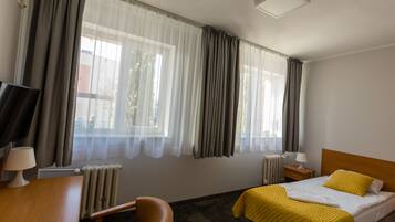 Single Room | Bathroom | Shower, free toiletries, hair dryer, towels