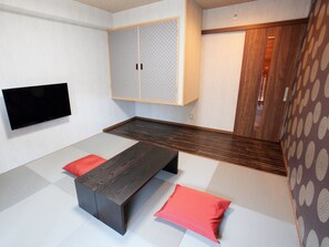 A modern room with a bed, a flat-screen TV, and a wardrobe. - Hotel Biwako Cerisaie (Otsu)