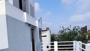 Un edificio moderno con techo plano y paredes exteriores blancas.