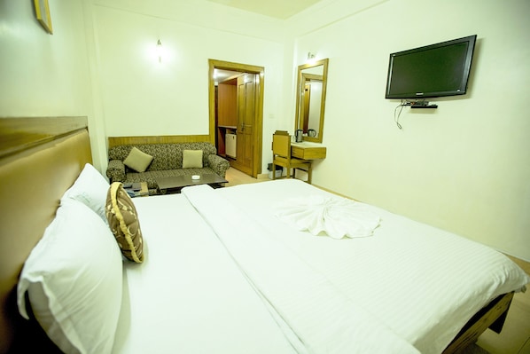 Deluxe Double Room | Bathroom | Shower, towels