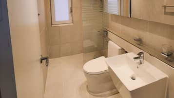 Standardværelse - 1 queensize-seng - adgang til Club-lounge | Badeværelse | Bruser, gratis toiletartikler, hårtørrer, håndklæder