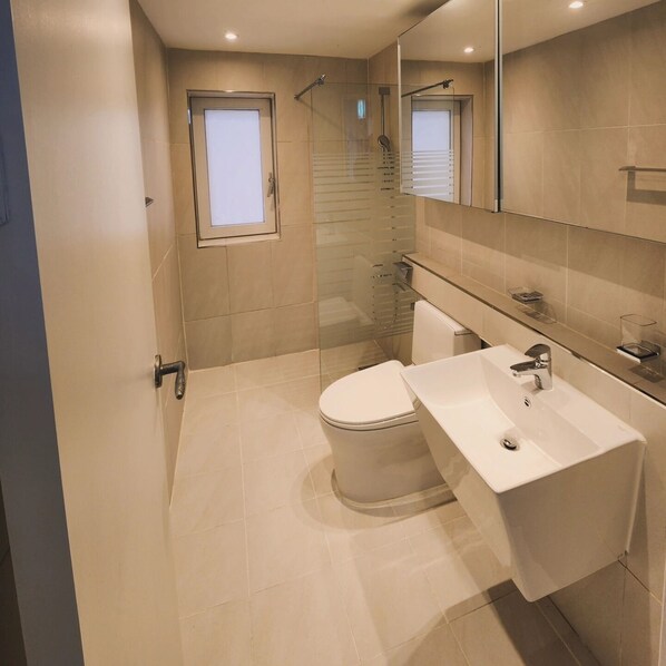 Habitación estándar, 1 cama Queen size, con acceso al salón lounge del club | Baño | Regadera, amenidades de baño gratuitas, secadora de cabello, toallas 