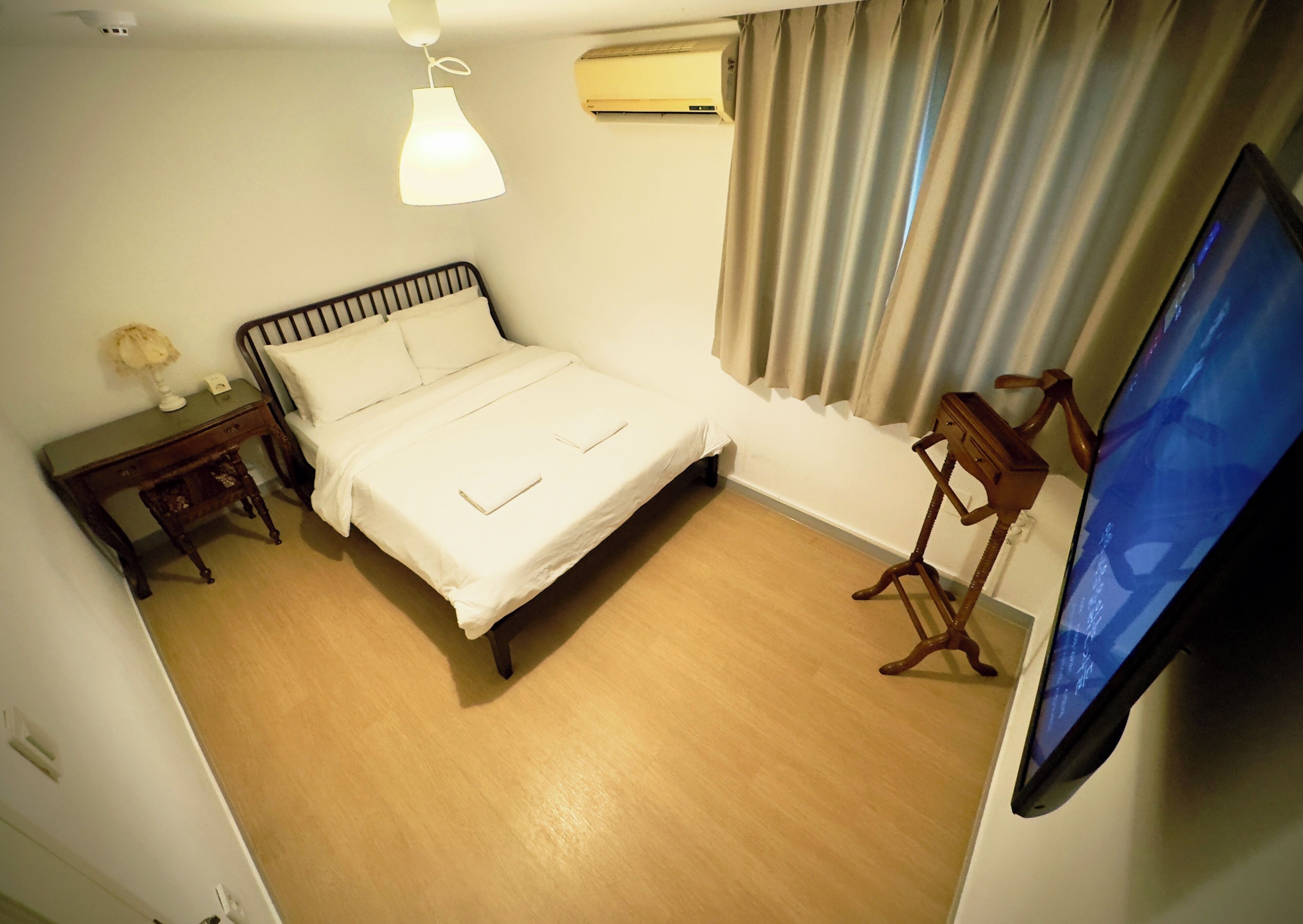 スタンダード ルーム クイーンベッド 1 台 クラブラウンジ利用可 | ノートパソコン用作業スペース、WiFi (無料)、ベッドシーツ