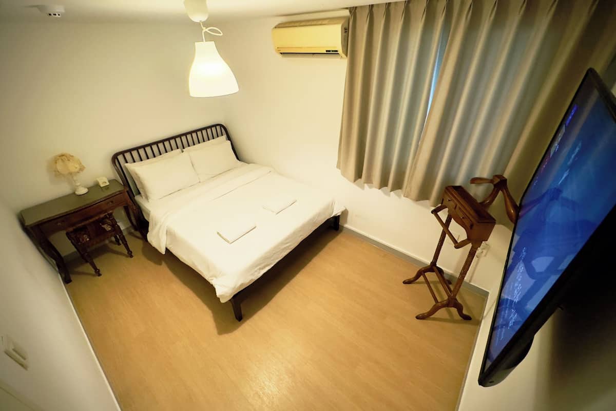 Espacio para trabajar con laptop, wifi gratis y ropa de cama