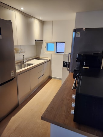 Refrigerador con freezer, microondas, tetera/pava eléctrica, arrocera