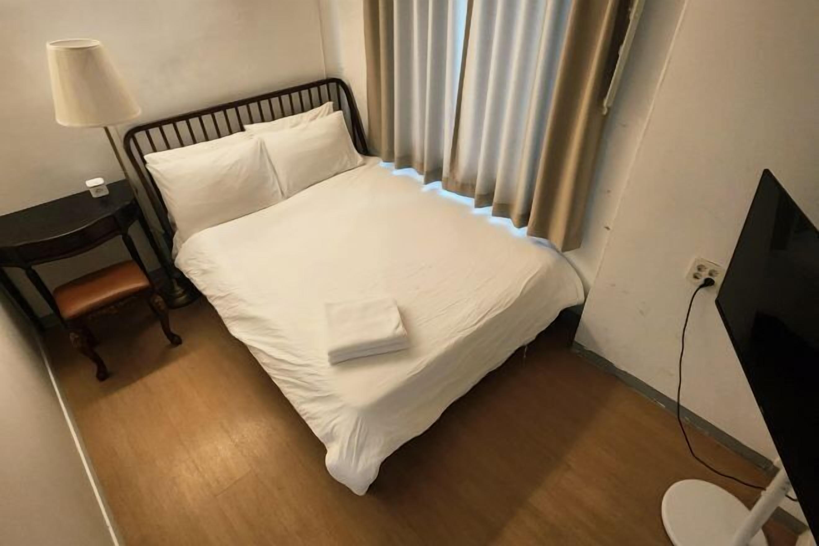 ノートパソコン用作業スペース、WiFi (無料)、ベッドシーツ