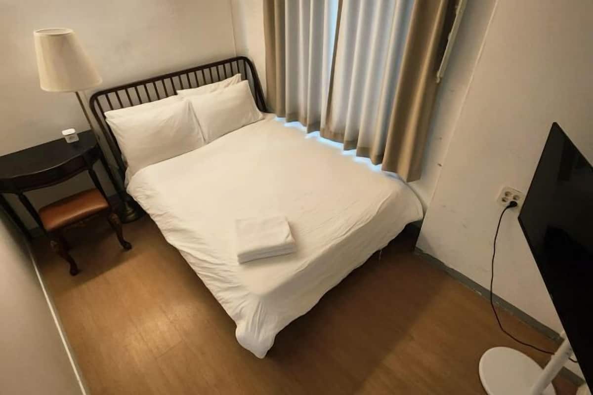 Laptop workspace, WiFi (free), bed sheets