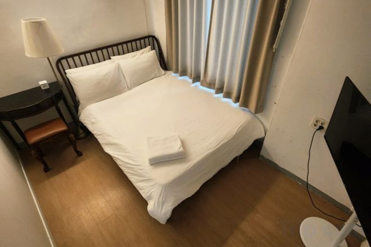 Laptop workspace, WiFi (free), bed sheets