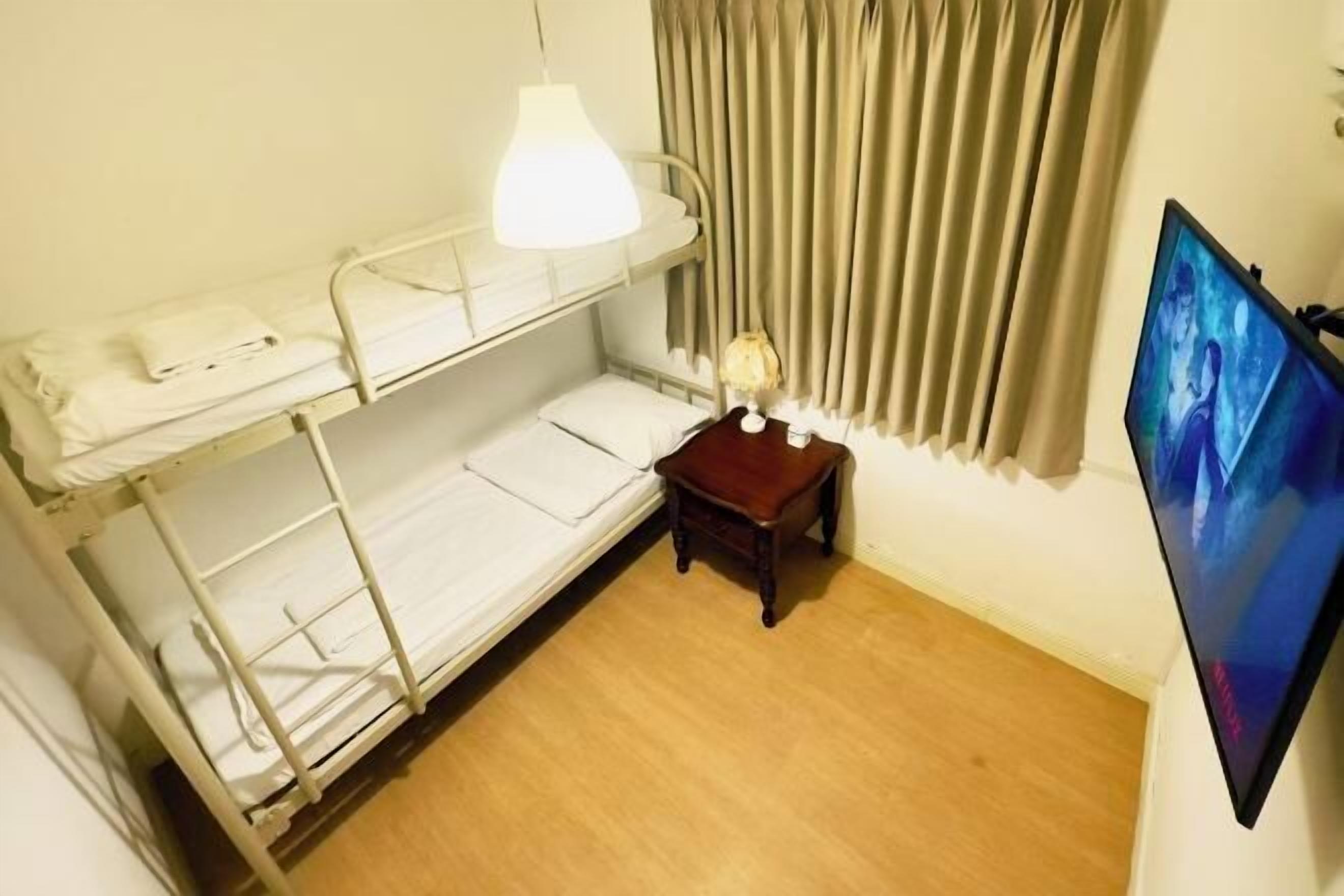 ノートパソコン用作業スペース、WiFi (無料)、ベッドシーツ