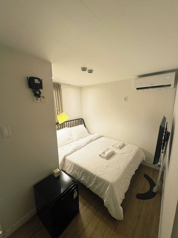 Deluxe Room, Private Bathroom | Laptop workspace, free WiFi, bed sheets