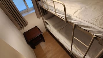 Espai de treball apte per a portàtils, wifi gratuïta i roba de llit