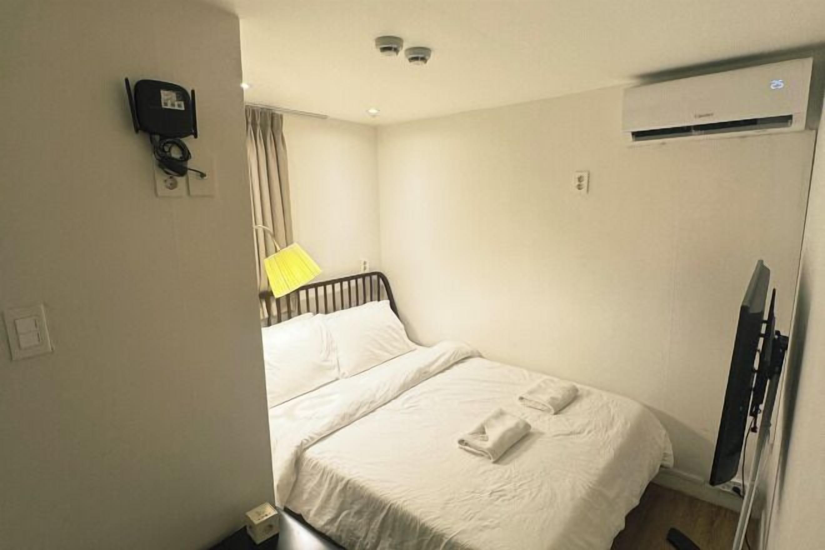 ノートパソコン用作業スペース、WiFi (無料)、ベッドシーツ