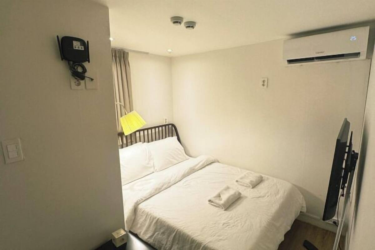 Laptop workspace, free WiFi, bed sheets