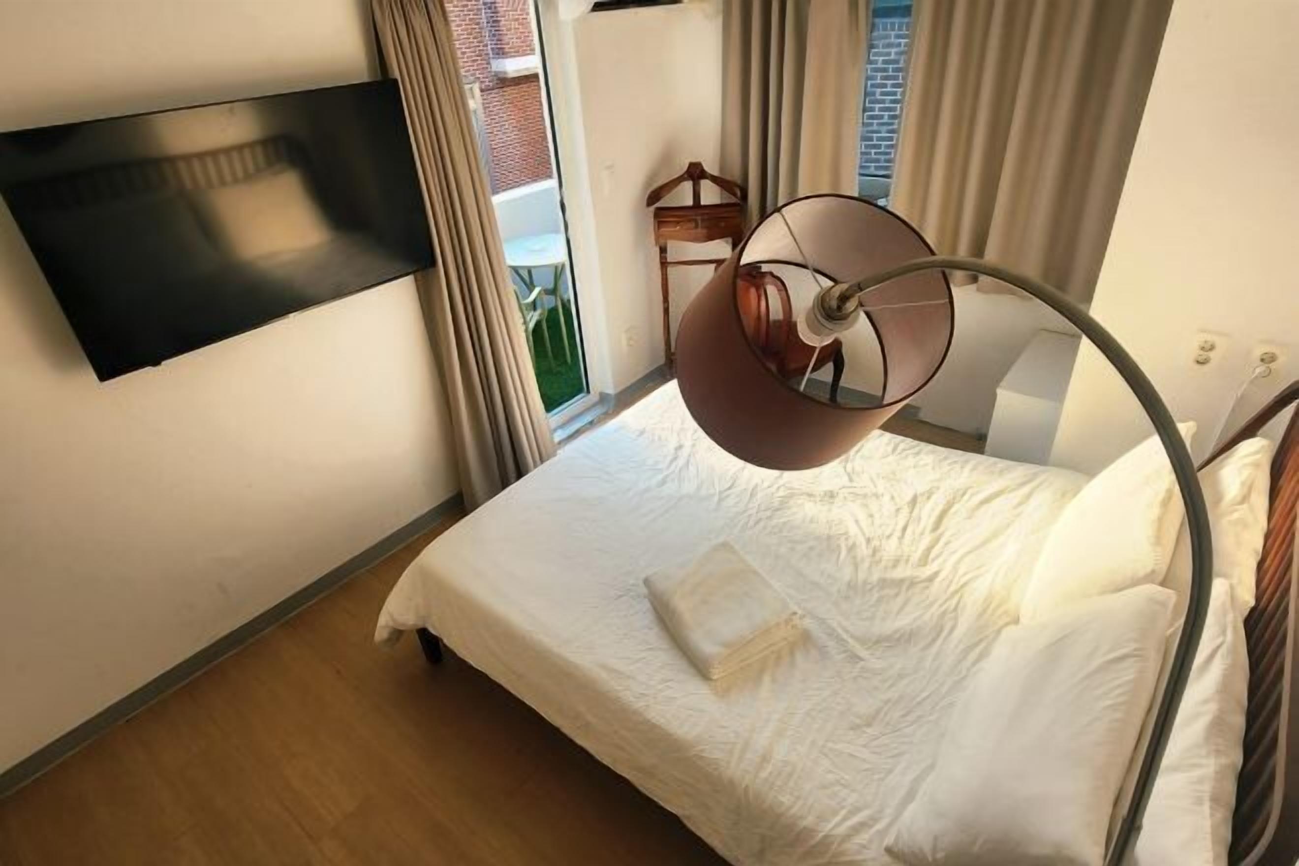 ノートパソコン用作業スペース、WiFi (無料)、ベッドシーツ