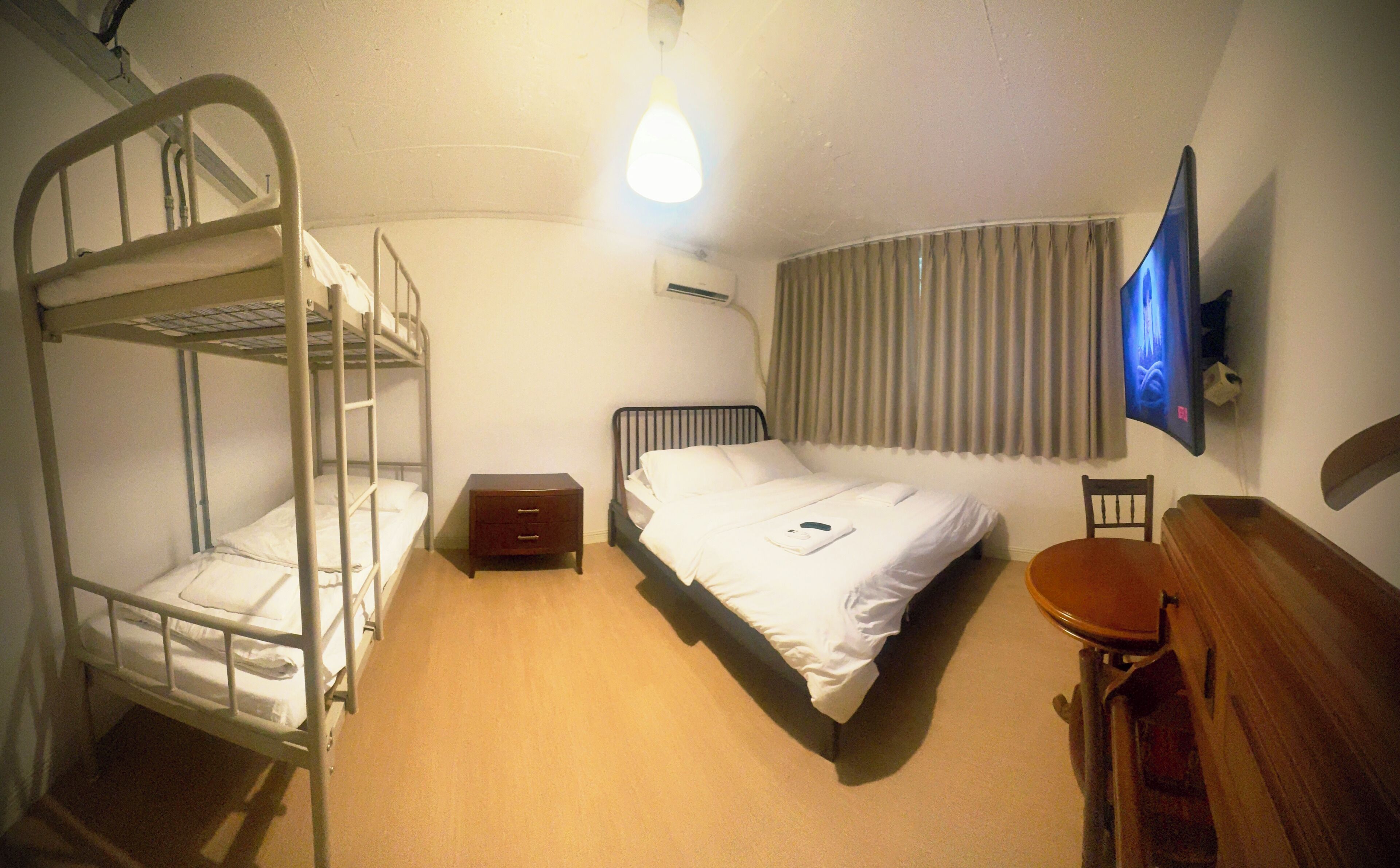 ファミリー ルーム クラブラウンジ利用可 | ノートパソコン用作業スペース、WiFi (無料)、ベッドシーツ