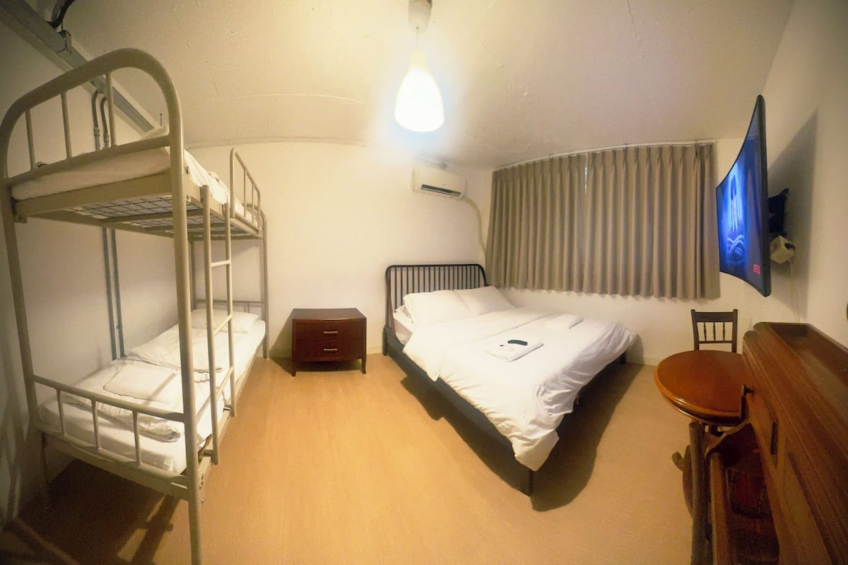 Espacio para trabajar con laptop, wifi gratis y ropa de cama