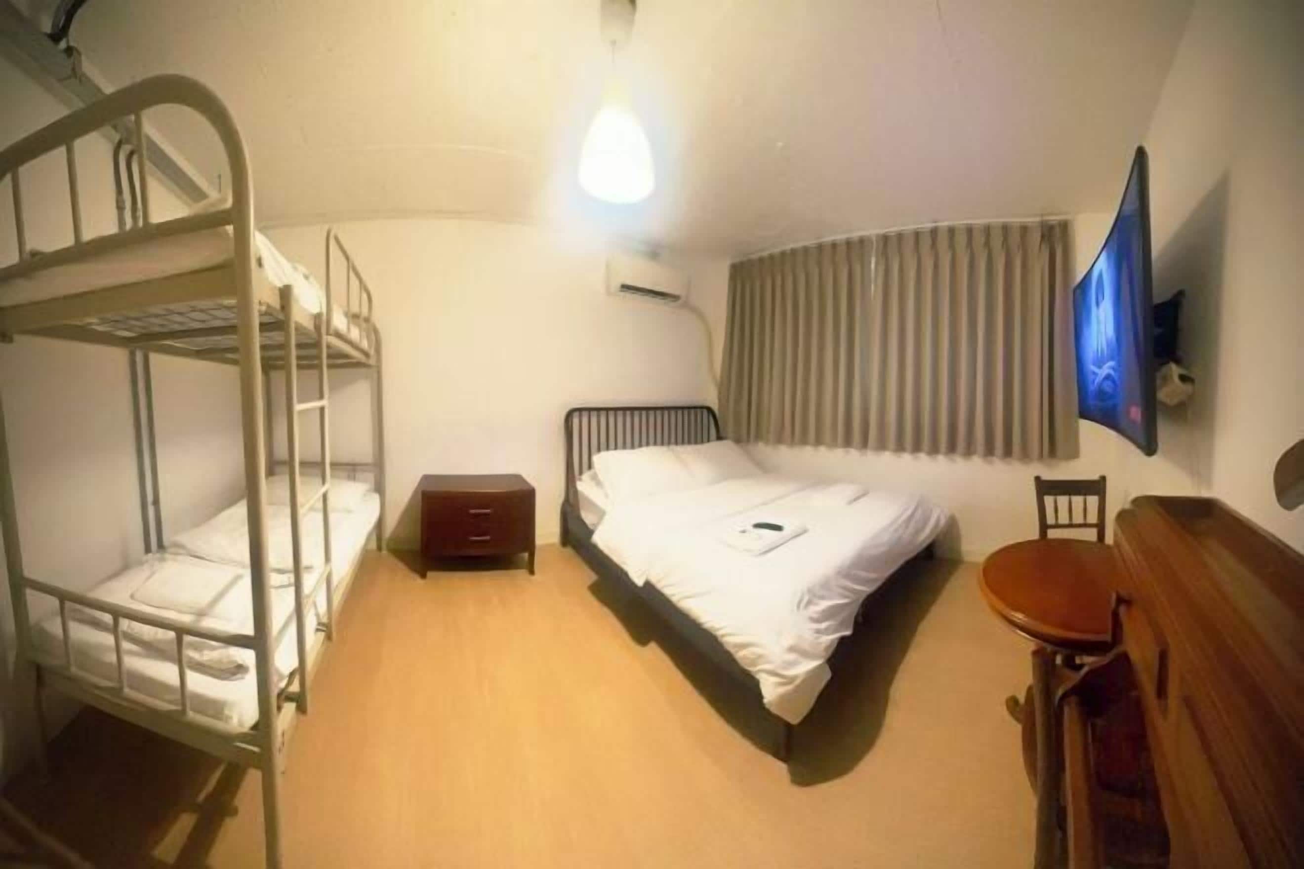 ノートパソコン用作業スペース、WiFi (無料)、ベッドシーツ