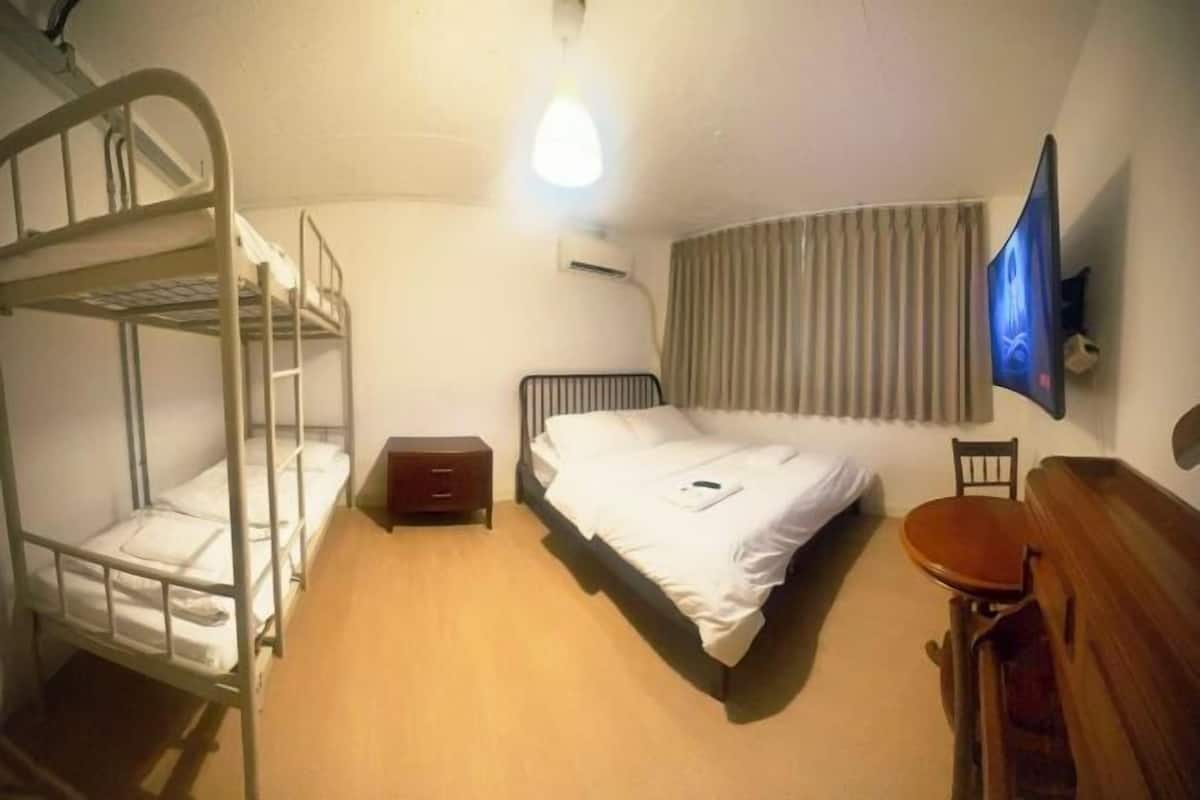 Laptopgeeigneter Arbeitsplatz, kostenloses WLAN, Bettwäsche