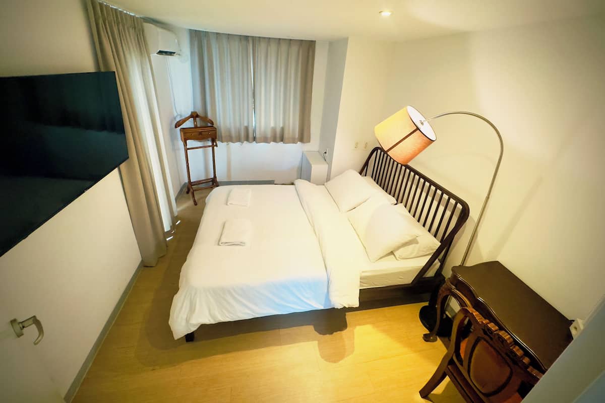 Espacio para trabajar con laptop, wifi gratis y ropa de cama