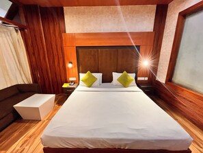 Minibar, muebles diferentes, escritorio y ropa de cama 