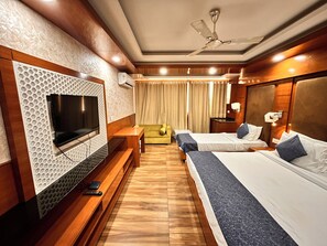 Minibar, muebles diferentes, escritorio y ropa de cama 