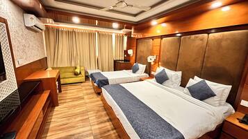 Kolmen hengen club-huone | Minibaari, yksilöllisesti kalustettu, työpöytä, vuodevaatteet