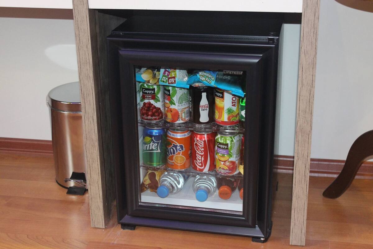 Dispensador de bebidas con opciones variadas, incluyendo Coca-Cola, Sprite y Fanta.
