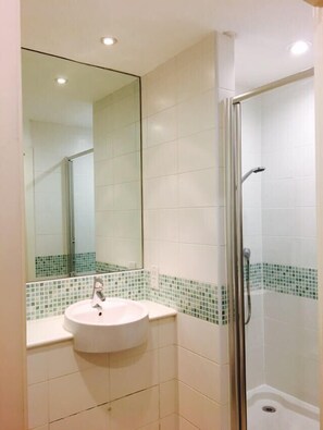 Klassiek appartement, 1 slaapkamer | Badkamer | Een bad/douchecombinatie, gratis toiletartikelen, handdoeken