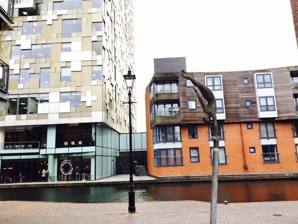 Front of property - Birmingham Apartment - Canal Wharf (Birmingham)