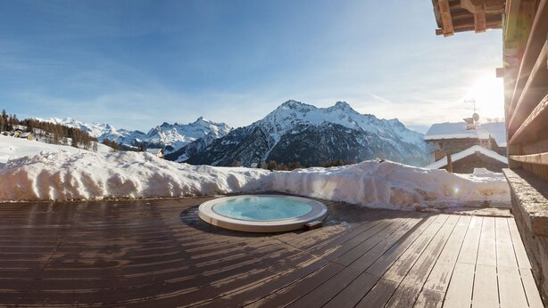 A wooden deck with a hot tub, surrounded by snow-covered mountains and a clear sky. - Lavarets Chambres d'Hotes (Ayas)