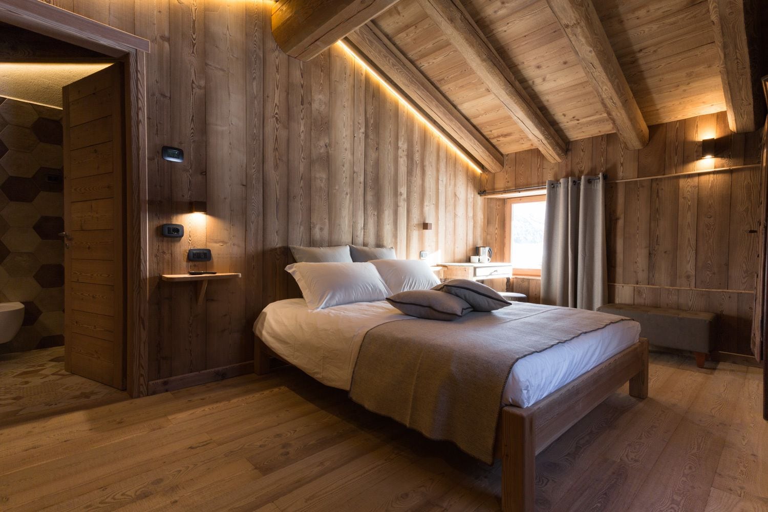 Double Room, Mountain View | Down comforters, desk, soundproofing, free WiFi