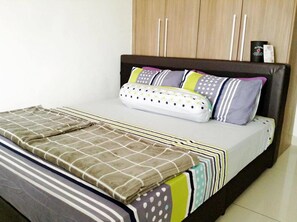 Estudio | Cortinas blackout, insonorización y tabla de planchar con plancha 